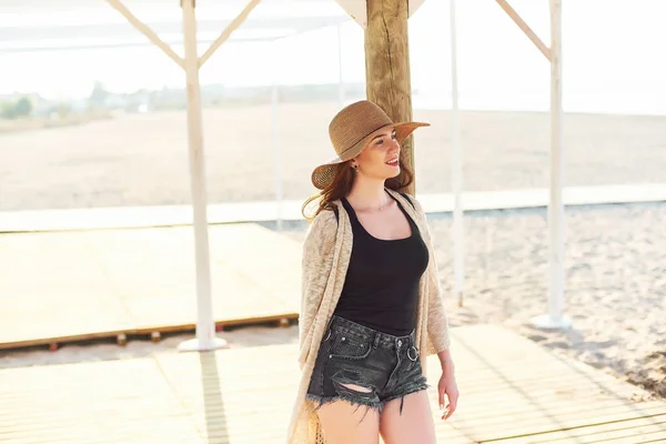 Mulher Bonita Elegante Chapéu Palha Olhando Para Distância Praia Verão — Fotografia de Stock