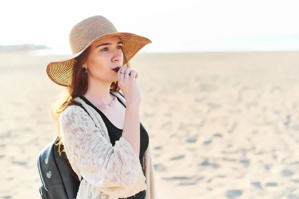 Νέα Ελκυστική Ευτυχισμένη Γυναίκα Που Φοράει Ψάθινο Καπέλο Vaping Ηλεκτρονικό — Φωτογραφία Αρχείου