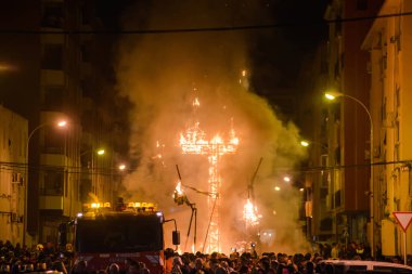 Plastik bebek ayarlama sokakları fallas tarihinde İspanya Denia 15 Mart 2017.Traditional bahar kutlamalar Denia şehir içinde.