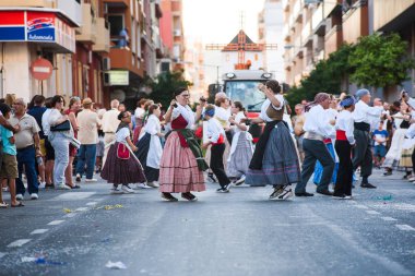 Yaz kutlamalar Denia Alicante şehir, karnaval sokaklarda insanlar giyinmiş...