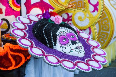 Yaz kutlamalar Denia Alicante şehir, karnaval sokaklarda insanlar giyinmiş...