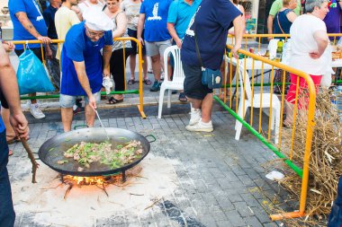 İspanya Denia 12 Temmuz 2016. Denia geleneksel İspanyol hazırlanması ana cadde üzerinde pişirme paella yarışma. Denia yerel yarışma