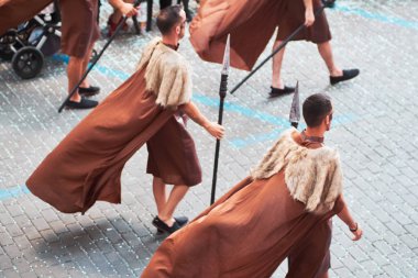 İspanya Denia 18 Temmuz 2018.disguised çocuklar elinde bir sopa üzerinde geçit arka tutarak görüntülemek, tatil Denia içinde güzel parlak kostüm
