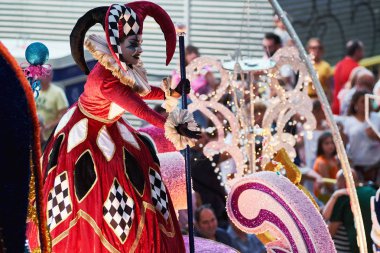 İspanya Denia 18 Temmuz 2018.disguised kız joker kürsü geçit, tatil Denia içinde güzel parlak kostüm