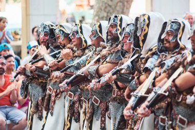 İspanya Denia 15 Ağustos 2018. Güzel parlak kostümleri fiesta Hıristiyan ve dubalar İspanyol insanların tatil için kılık değiştirmiş