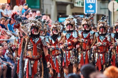 İspanya Denia 15 Ağustos 2018. Güzel parlak kostümleri fiesta Hıristiyan ve dubalar İspanyol insanların tatil için kılık değiştirmiş