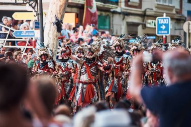 İspanya Denia 15 Ağustos 2018. Güzel parlak kostümleri fiesta Hıristiyan ve dubalar İspanyol insanların tatil için kılık değiştirmiş