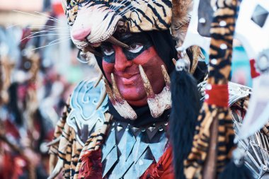 İspanya Denia 15 Ağustos 2018. Güzel parlak kostümleri fiesta Hıristiyan ve dubalar İspanyol insanların tatil için kılık değiştirmiş