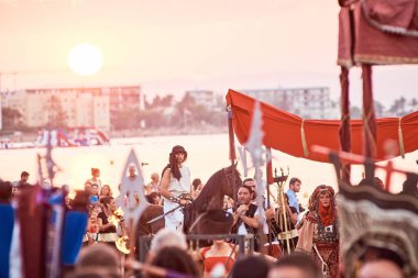 İspanya Denia 13 Ağustos 2018. Bayram Hıristiyanlar ve Moors, Denia şehir Beach'te kırlarda iniş için tarihi olayların sunumu