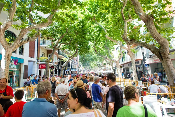 İspanya Denia 12 Temmuz 2016. Denia geleneksel İspanyol hazırlanması ana cadde üzerinde pişirme paella yarışma. Denia yerel yarışma