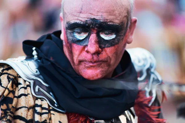 İspanya Denia 15 Ağustos 2018. Güzel parlak kostümleri fiesta Hıristiyan ve dubalar İspanyol insanların tatil için kılık değiştirmiş