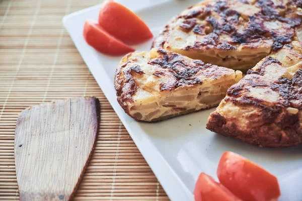 Close Van Traditionele Spaanse Omelet Genoemd Tortilla Patatas Wit Bord — Stockfoto