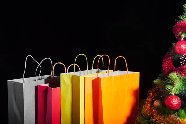 Varios Coloridos Bolsos Compras Árbol Navidad Aislados Sobre Fondo Negro — Foto de Stock