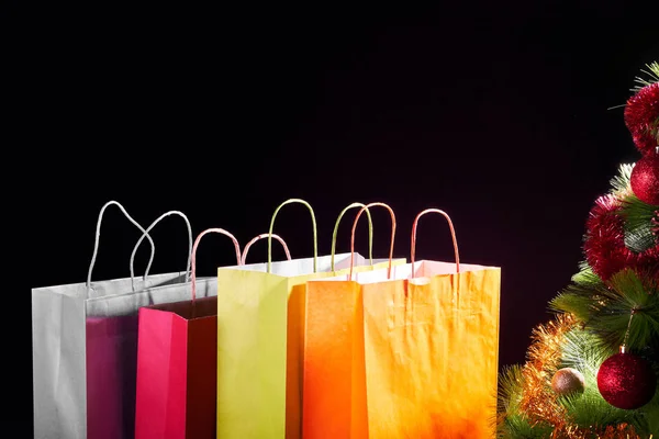 Varios Coloridos Bolsos Compras Árbol Navidad Aislados Sobre Fondo Negro — Foto de Stock