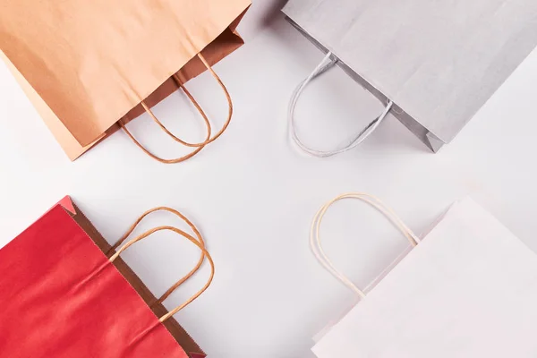 Bolsas Compras Papel Colores Aisladas Sobre Fondo Blanco Con Espacio — Foto de Stock