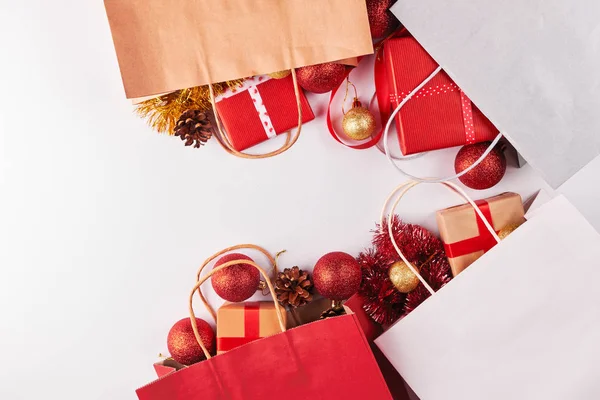 Bolsas Compras Papel Colores Con Regalos Decoraciones Navideñas Aisladas Sobre — Foto de Stock