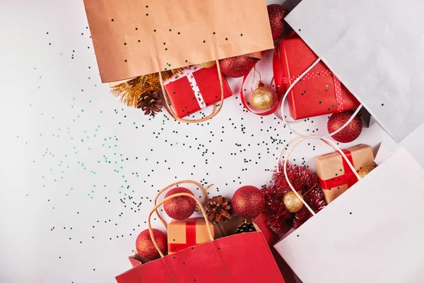 Bolsas Compras Papel Colores Con Regalos Decoraciones Navideñas Aisladas Sobre — Foto de Stock