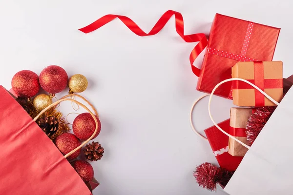 Decoraciones Navideñas Regalos Aislados Sobre Fondo Blanco Con Espacio Para — Foto de Stock