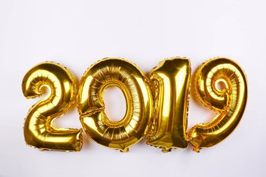Beyaz arka plan üzerinde izole altın yeni yıl 2019 hava ile şişirilen balonlar.