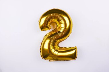 Altın sayı 2 şişme balon beyaz arka plan üzerinde izole.