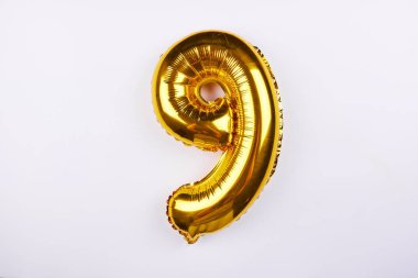 Beyaz arka plan üzerinde izole dokuz 9 numara olarak altın şişme balon.