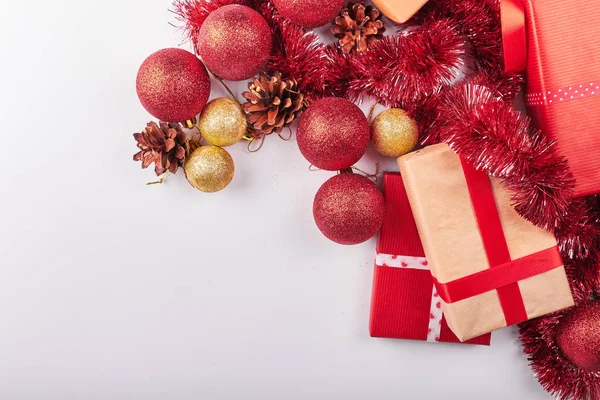Weihnachts Und Neujahrsdekorationen Und Geschenke Isoliert Auf Weißem Hintergrund Mit — Stockfoto