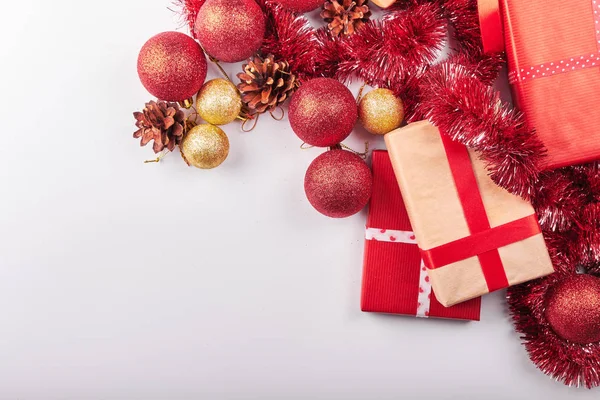 Weihnachts Und Neujahrsdekorationen Und Geschenke Isoliert Auf Weißem Hintergrund Mit — Stockfoto