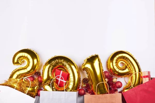 Golden Nytt 2019 Uppblåsbara Ballonger Med Färgglada Shoppingkassar Och Presenterar — Stockfoto