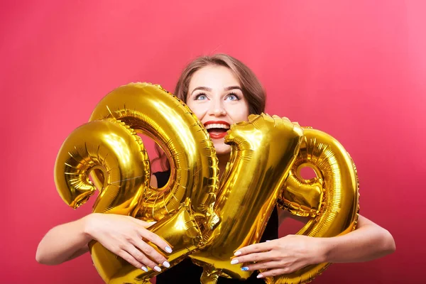 Ung Söt Tjej Med Stora Ögon Tittar Bakom Golden Ballonger — Stockfoto