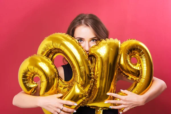 Ung Söt Tjej Med Stora Ögon Tittar Bakom Golden Ballonger — Stockfoto