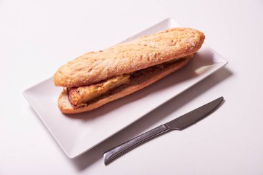 Geleneksel İspanyolca tortilla içinde izole üzerinde beyaz arka plan ile bocadillo sandviç.