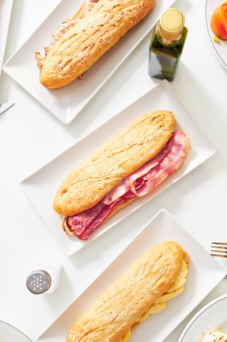 Pastırma, omlet ve tavuk sandviç Close-up. Geleneksel İspanyol bocadillo gevrek baget yapılan.