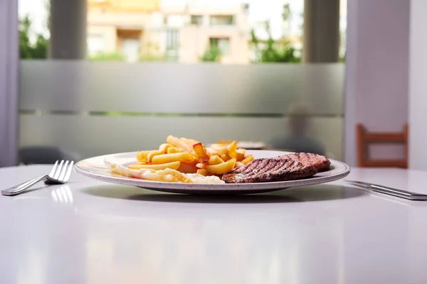 Papas Fritas Con Ensalada Cerdo Atún Parrilla Aisladas Sobre Fondo — Foto de Stock