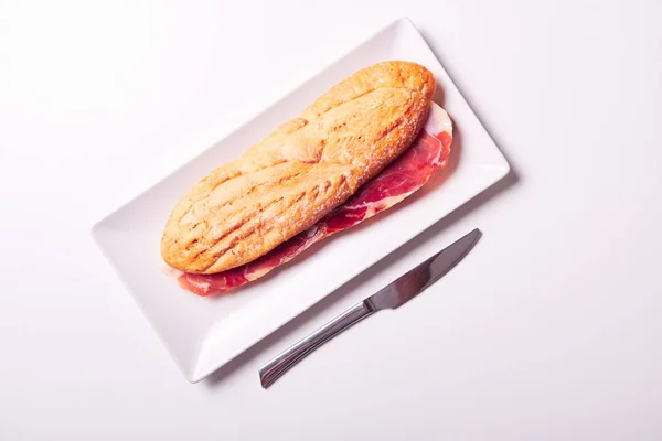 Смачний Бутерброд Виготовлені Хрустким Багетом Шинка Iberico Ізольовані Білому Backgroud — стокове фото