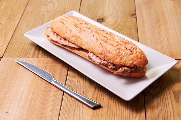 Nahaufnahme Von Sandwich Aus Knusprigem Baguette Und Gegrilltem Huhn — Stockfoto