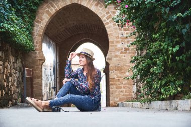 Genç gülümseyen kadın onu gezisi zevk. Eski İspanyol kale Denia kasabadaki kadın turist.