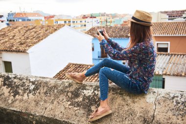 Eski küçük binalar ile İspanyol şehir fotoğrafını çekmek genç kadın uzun saçlı. Manzarayı Denia şehrin turist.