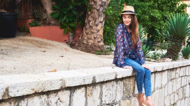 Genç çekici uzun saçlı kadın onun tatil zevk şapkalı. Seyahat kavramı.