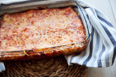 Ev yapımı vejetaryen lazanya sos beşamel ahşap masa üzerinde patlıcan ve domates,.