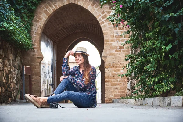 年轻迷人的女人享受她的旅行 在德尼亚镇的西班牙老城堡女游客 — 图库照片