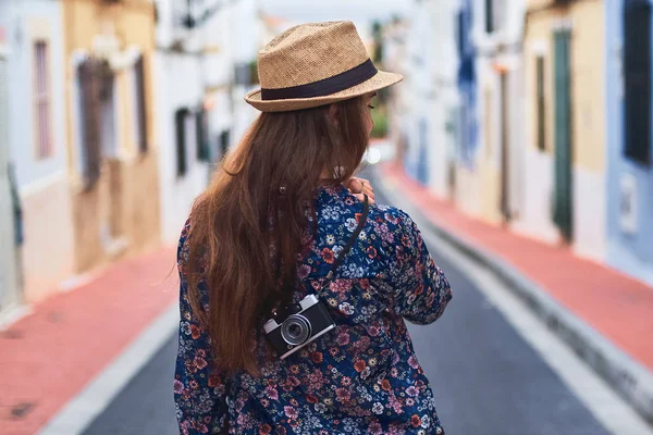 Back View Young Long Haired Woman Hat Walking Street Small — Stock Photo, Image