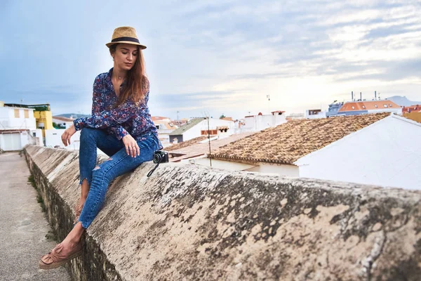 Joven Atractiva Turista Pelo Largo Sombrero Disfrutando Sus Vacaciones España —  Fotos de Stock