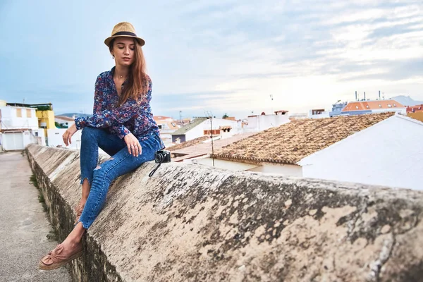 年轻迷人的长发女游客在西班牙享受她的假期与西班牙小镇德尼亚的全景 — 图库照片