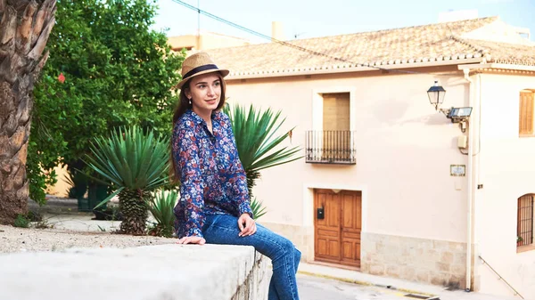 Joven Atractiva Mujer Pelo Largo Sombrero Disfrutando Sus Vacaciones Concepto —  Fotos de Stock