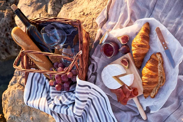 Hermosa Composición Romántica Picnic Con Cesta Croissant Vino Tinto Pan — Foto de Stock