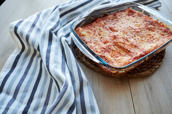 Lasaña Vegetariana Casera Con Berenjena Tomates Salsa Bechamel Mesa Madera —  Fotos de Stock