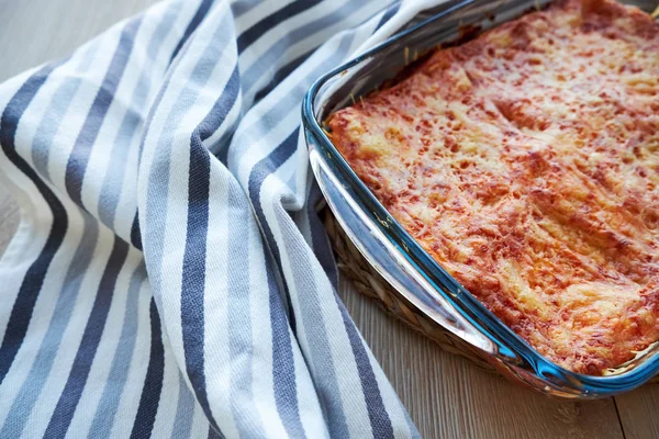 Lasaña Vegetariana Casera Con Berenjena Tomates Salsa Bechamel Mesa Madera —  Fotos de Stock