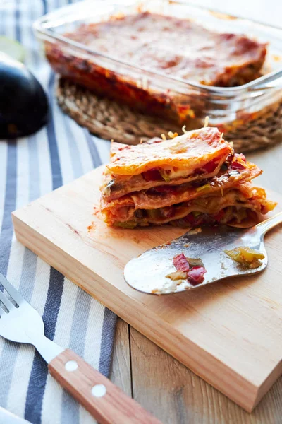 Lasaña Vegetariana Casera Con Berenjena Tomates Salsa Bechamel Mesa Madera —  Fotos de Stock