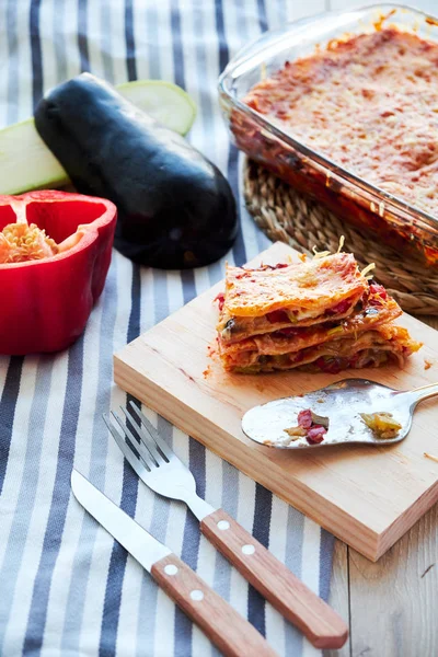 Lasaña Vegetariana Casera Muy Sabrosa Con Berenjena Tomates Bechamel Salsa —  Fotos de Stock