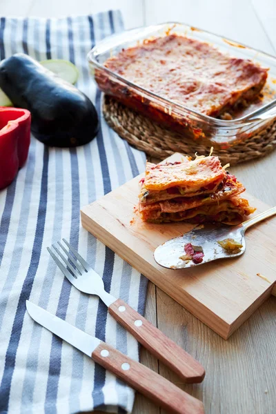 Lasaña Vegetariana Casera Con Berenjena Tomates Salsa Bechamel Mesa Madera —  Fotos de Stock